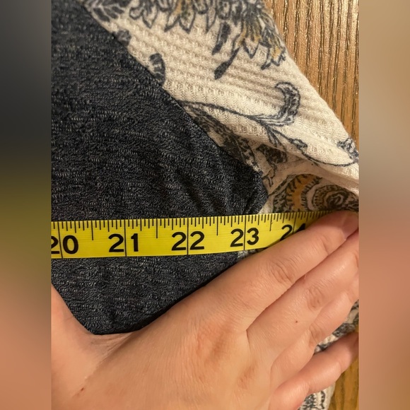 24/7 Maurices Navy and Cream Floral 3/4 Sleeve Top - Picture 5 of 6